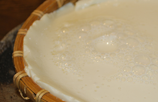 できたてのざる豆腐を味わってください