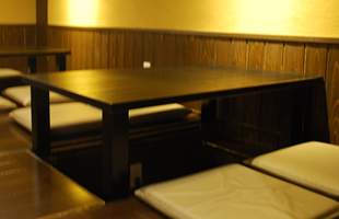 ゆっくり寛げる掘りごたつのお席を用意しています